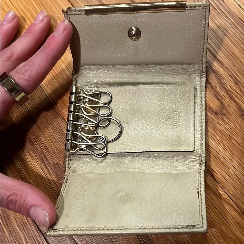 100% Authentic Gucci Brown Key Holder Monogram Style, Brown/Gold
